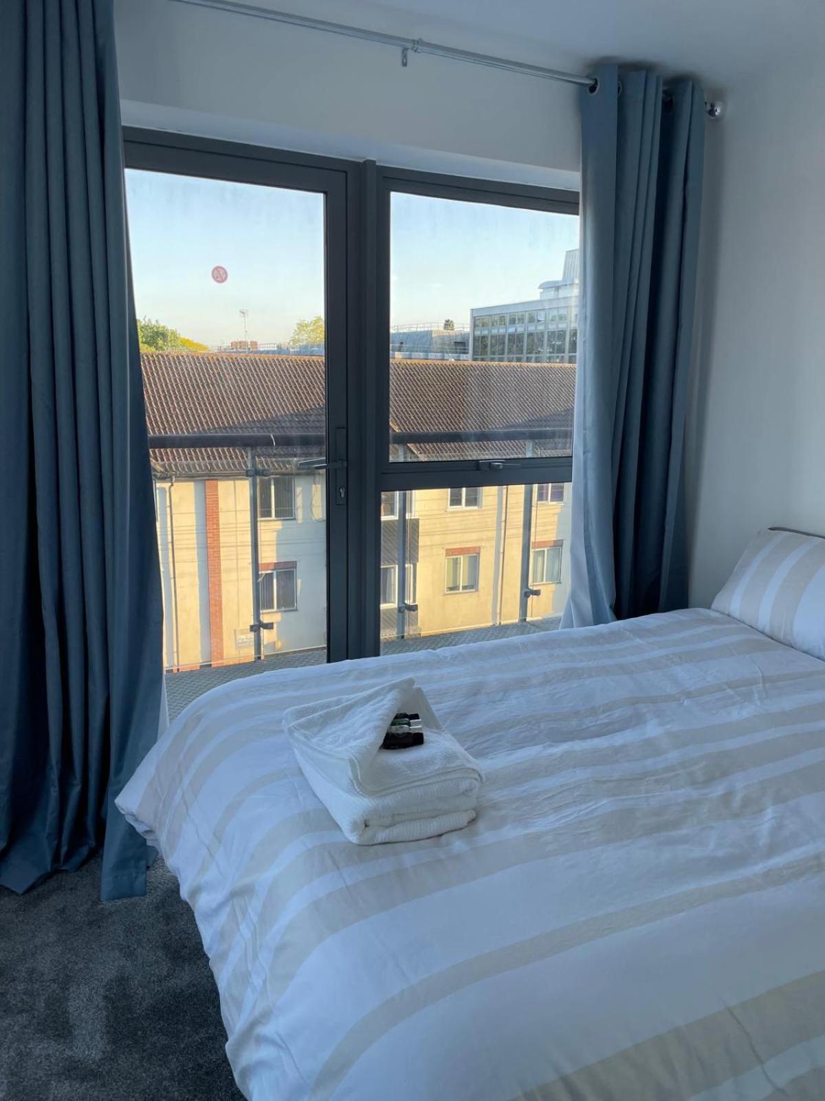 Long Letting - Luxurious 3 Bedroom Penthouse In City Centre - Parking Included! Chelmsford Bagian luar foto